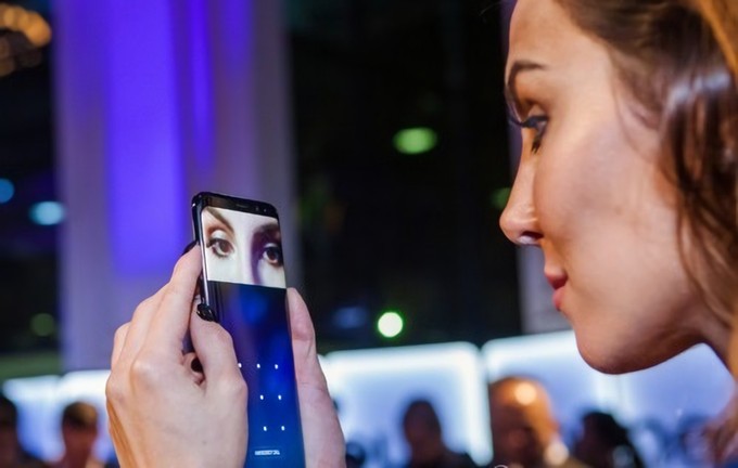 http://www.phonearena.com/news/Samsung-Galaxy-S8s-iris-scanner-could-be-used-for-mobile-payments_id93300